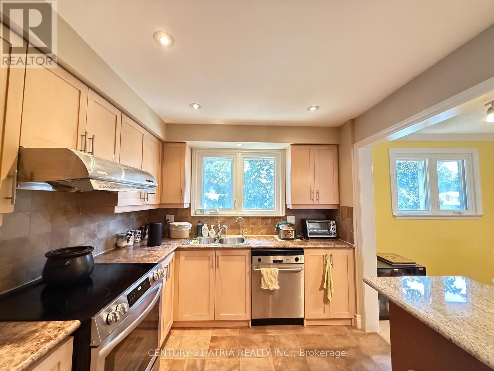 73 Stately Way, Markham, ON - Indoor Photo Showing Kitchen With Double Sink