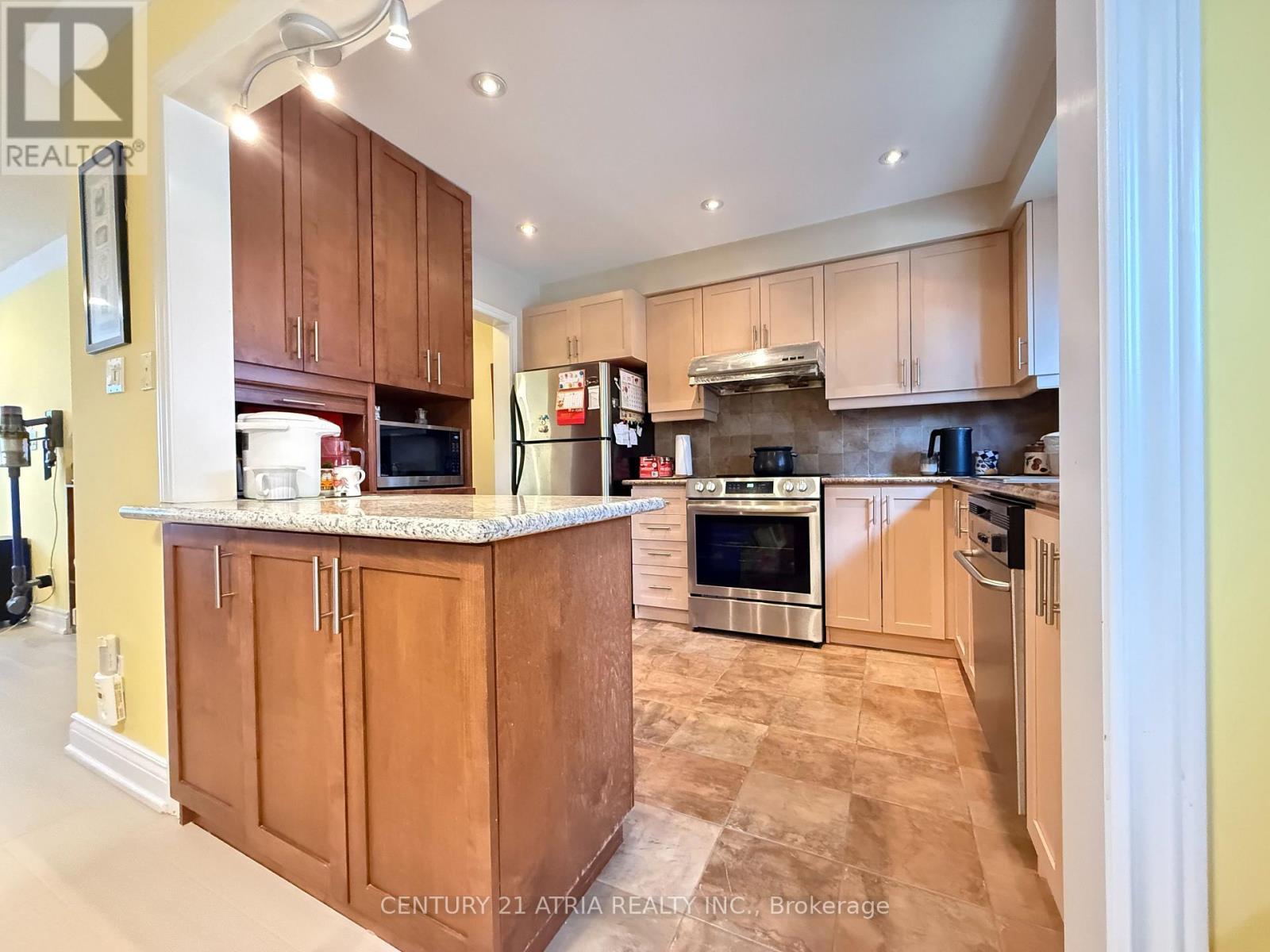 73 Stately Way, Markham, ON - Indoor Photo Showing Kitchen