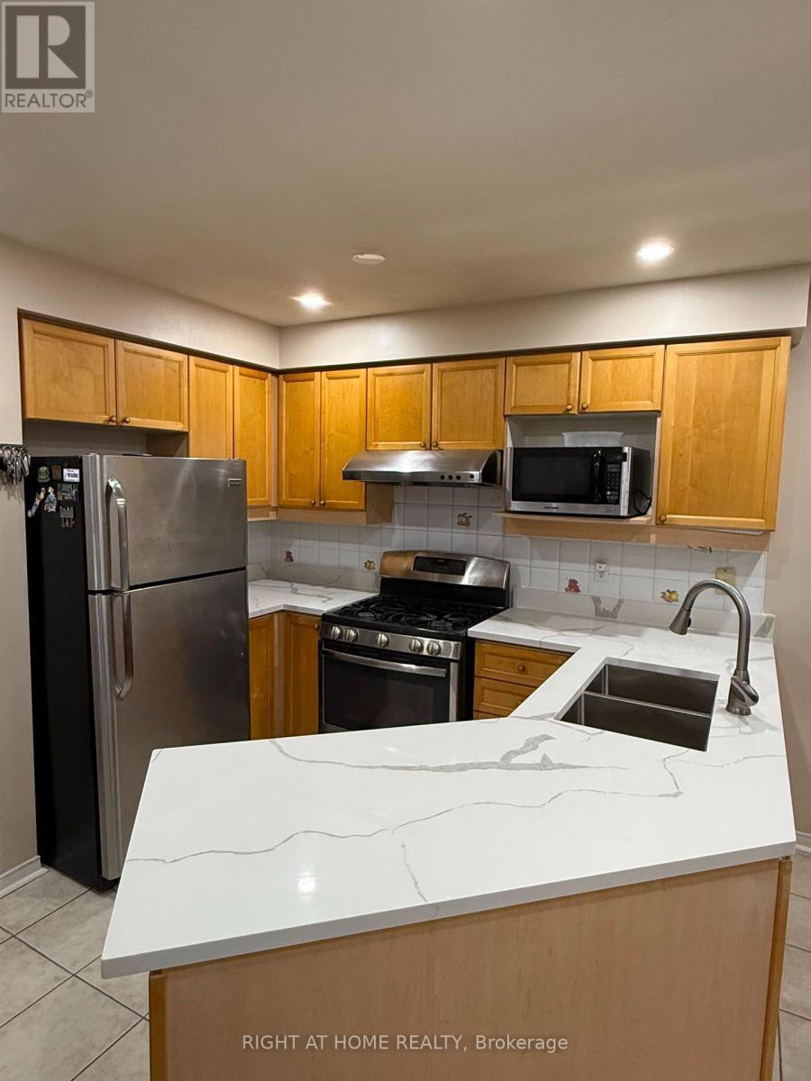 5986 Long Valley Road, Mississauga, ON - Indoor Photo Showing Kitchen With Double Sink