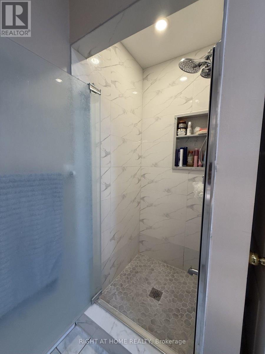 5986 Long Valley Road, Mississauga, ON - Indoor Photo Showing Bathroom