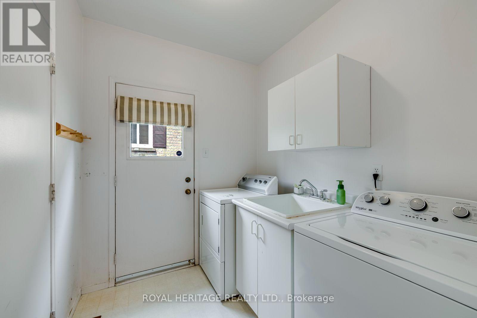 1451 Ravensmoor Crescent, Mississauga, ON - Indoor Photo Showing Laundry Room