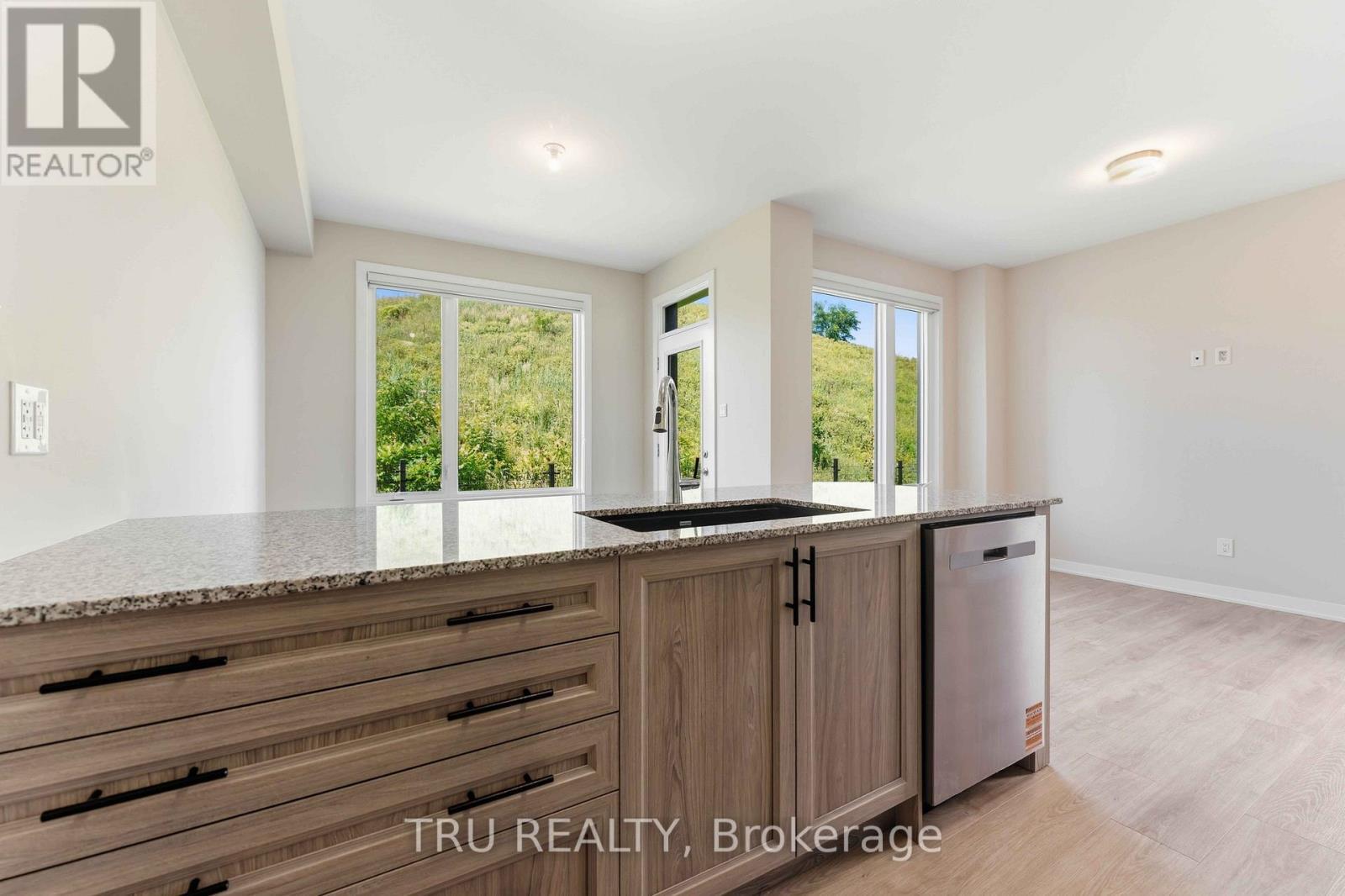 706 Expansion Road, Ottawa, ON - Indoor Photo Showing Kitchen