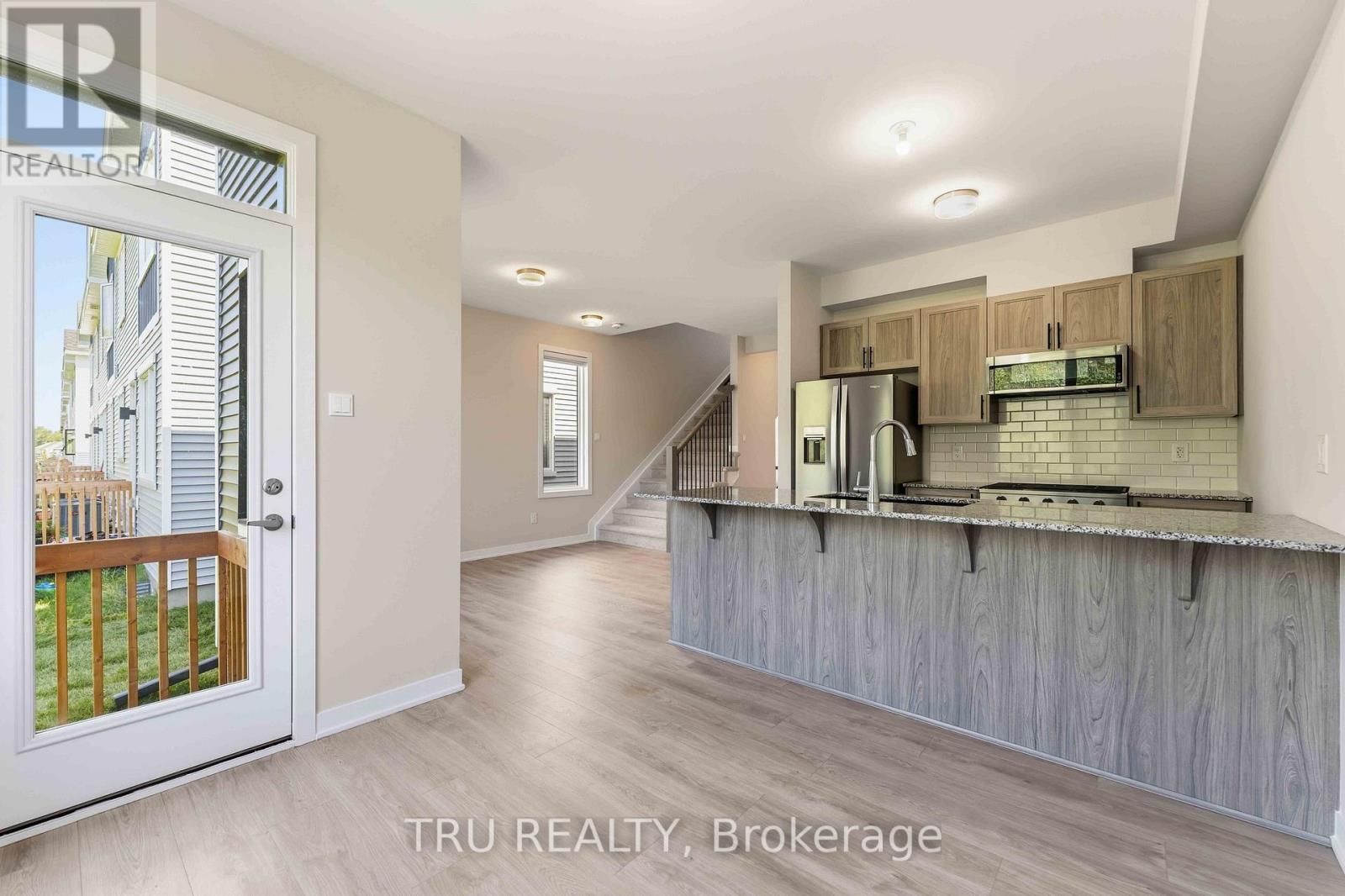 706 Expansion Road, Ottawa, ON - Indoor Photo Showing Kitchen With Stainless Steel Kitchen With Upgraded Kitchen