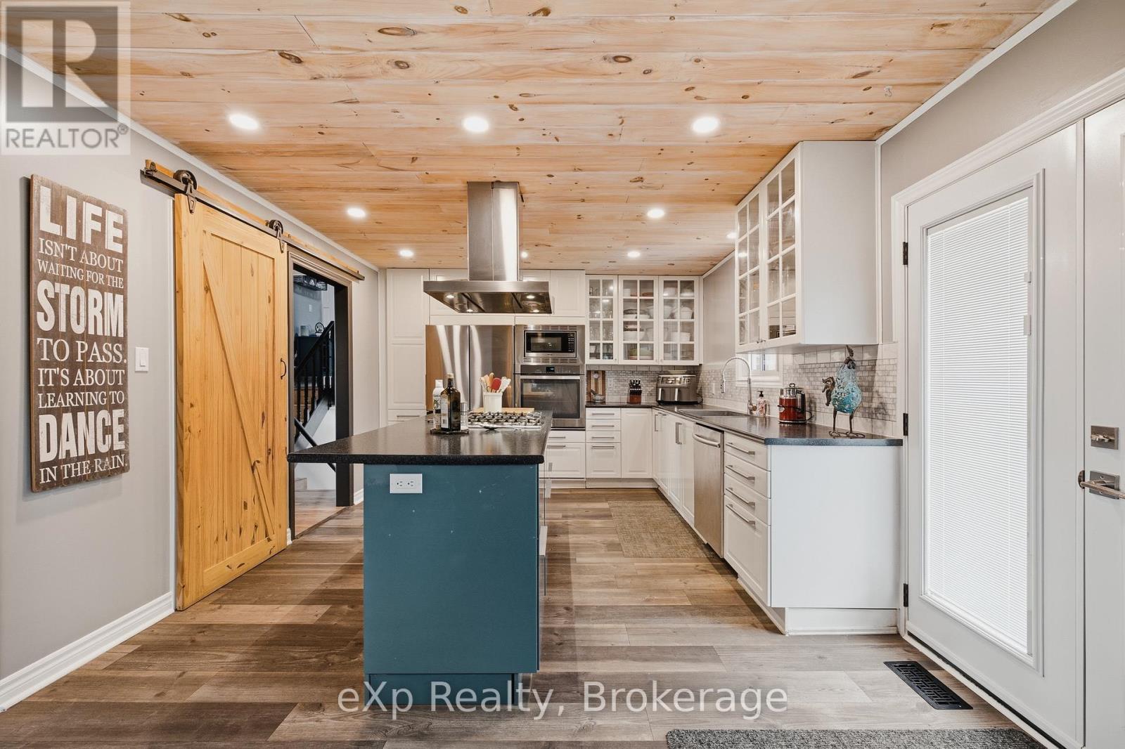 375 Victoria Street W, Southgate, ON - Indoor Photo Showing Kitchen With Upgraded Kitchen