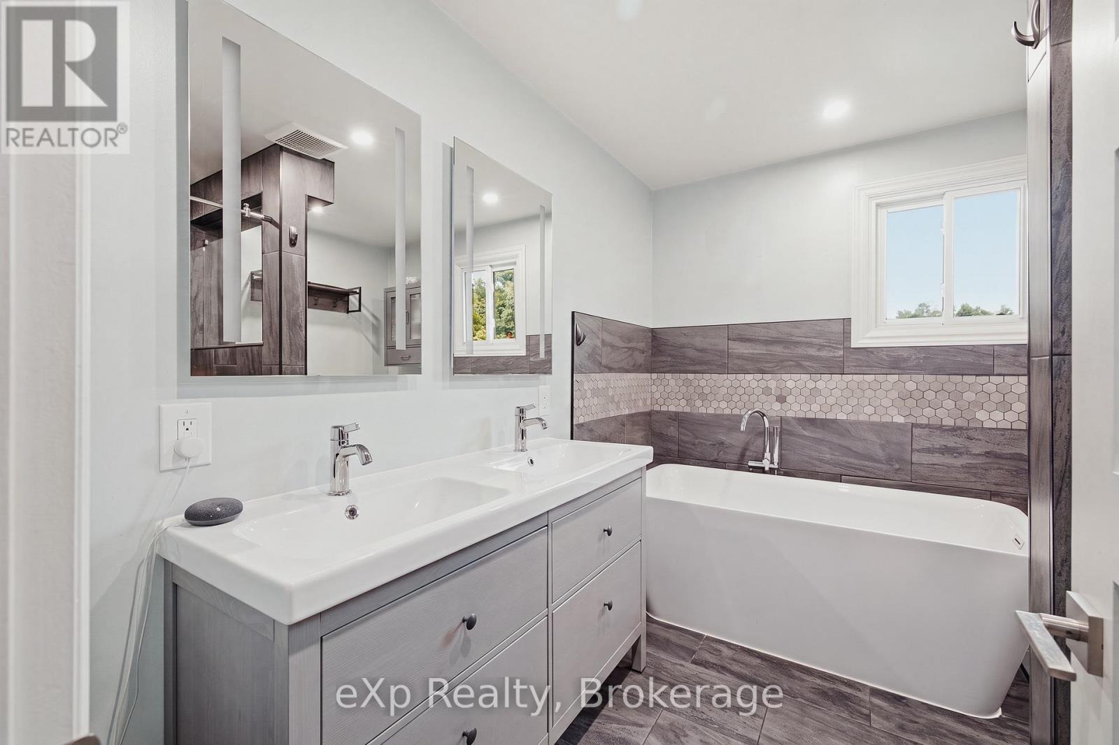 375 Victoria Street W, Southgate, ON - Indoor Photo Showing Bathroom