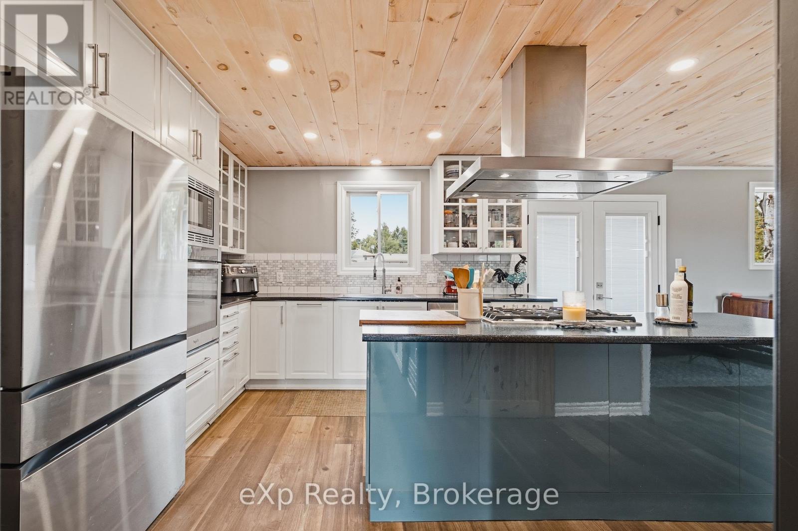 375 Victoria Street W, Southgate, ON - Indoor Photo Showing Kitchen With Upgraded Kitchen