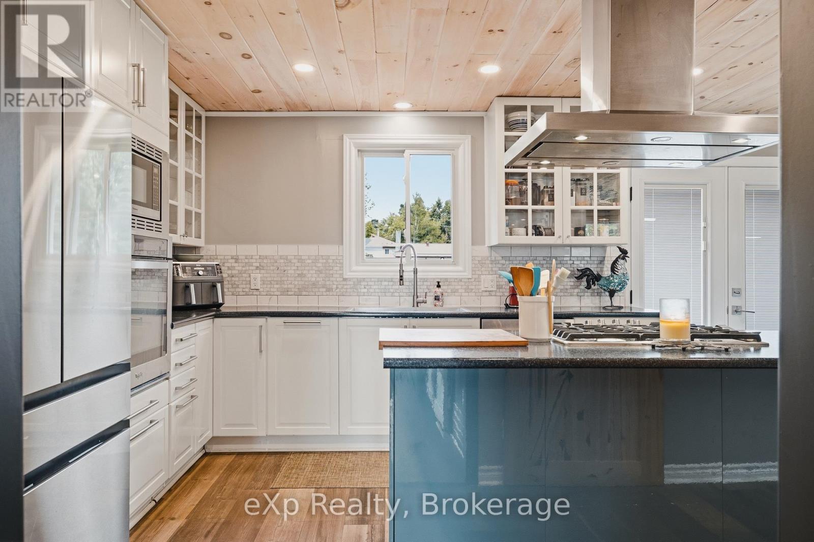 375 Victoria Street W, Southgate, ON - Indoor Photo Showing Kitchen With Upgraded Kitchen