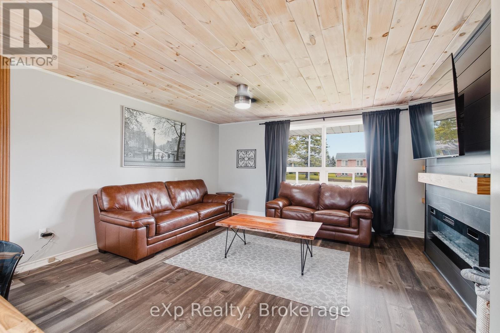 375 Victoria Street W, Southgate, ON - Indoor Photo Showing Living Room With Fireplace