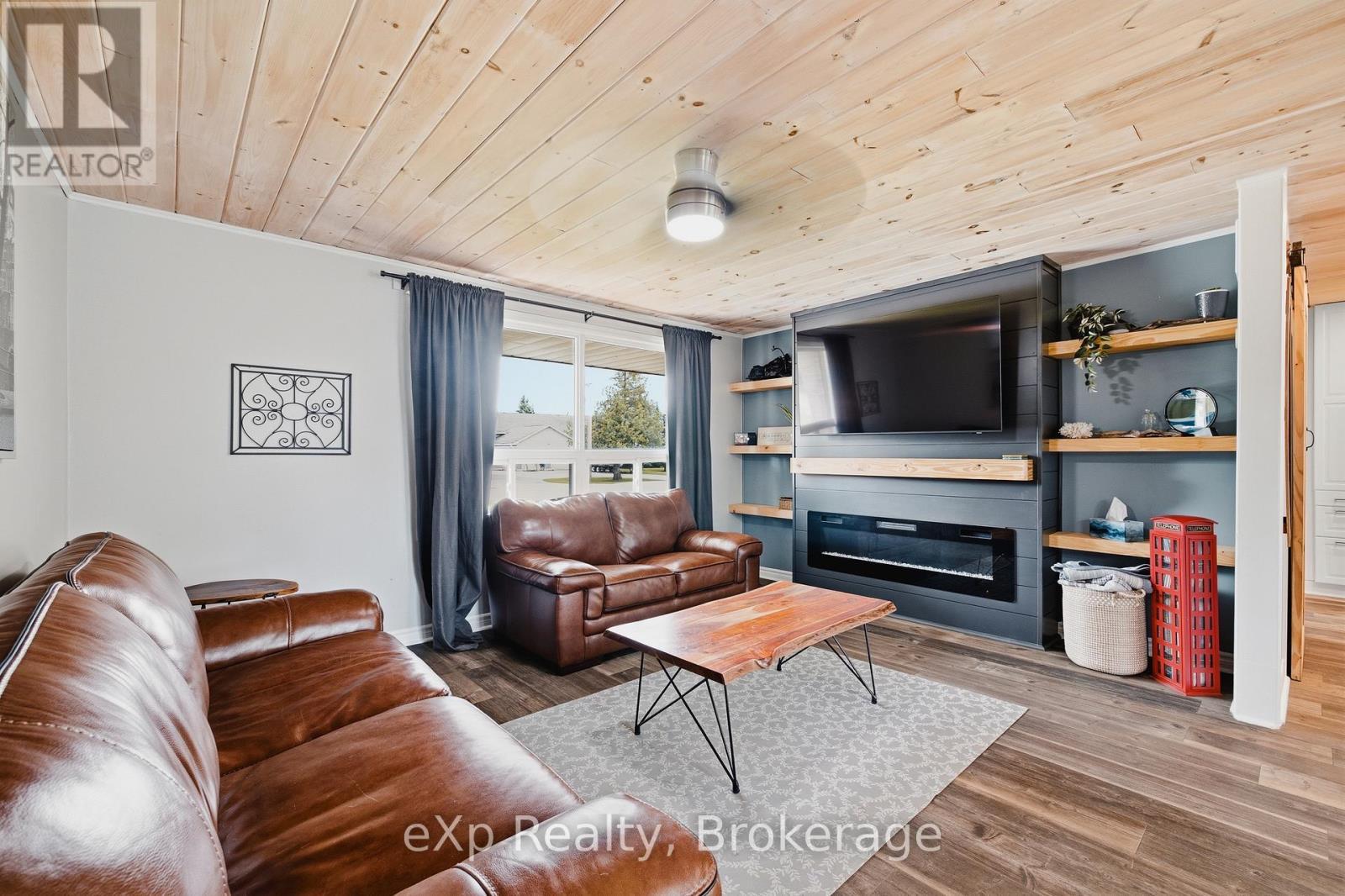 375 Victoria Street W, Southgate, ON - Indoor Photo Showing Living Room With Fireplace