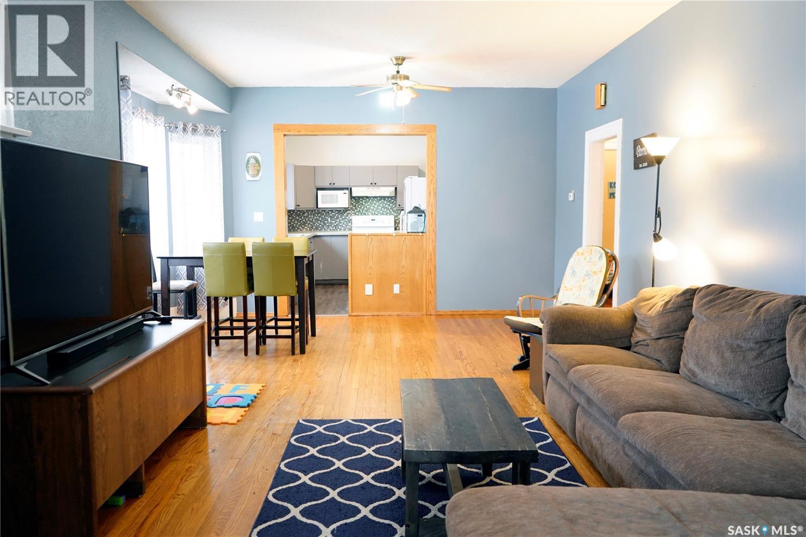 394 2Nd Street, Shaunavon, SK - Indoor Photo Showing Living Room