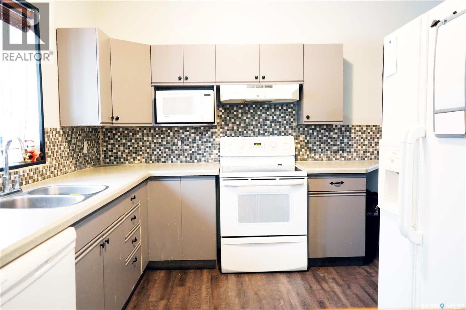 394 2Nd Street, Shaunavon, SK - Indoor Photo Showing Kitchen With Double Sink