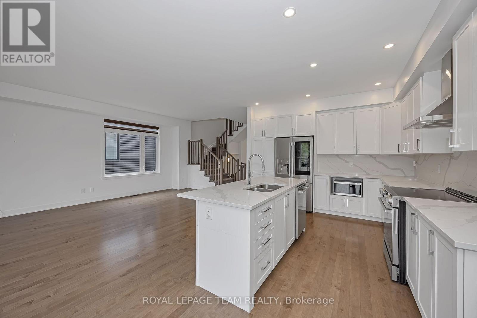 779 Ovation Grove, Ottawa, ON - Indoor Photo Showing Kitchen With Double Sink With Upgraded Kitchen