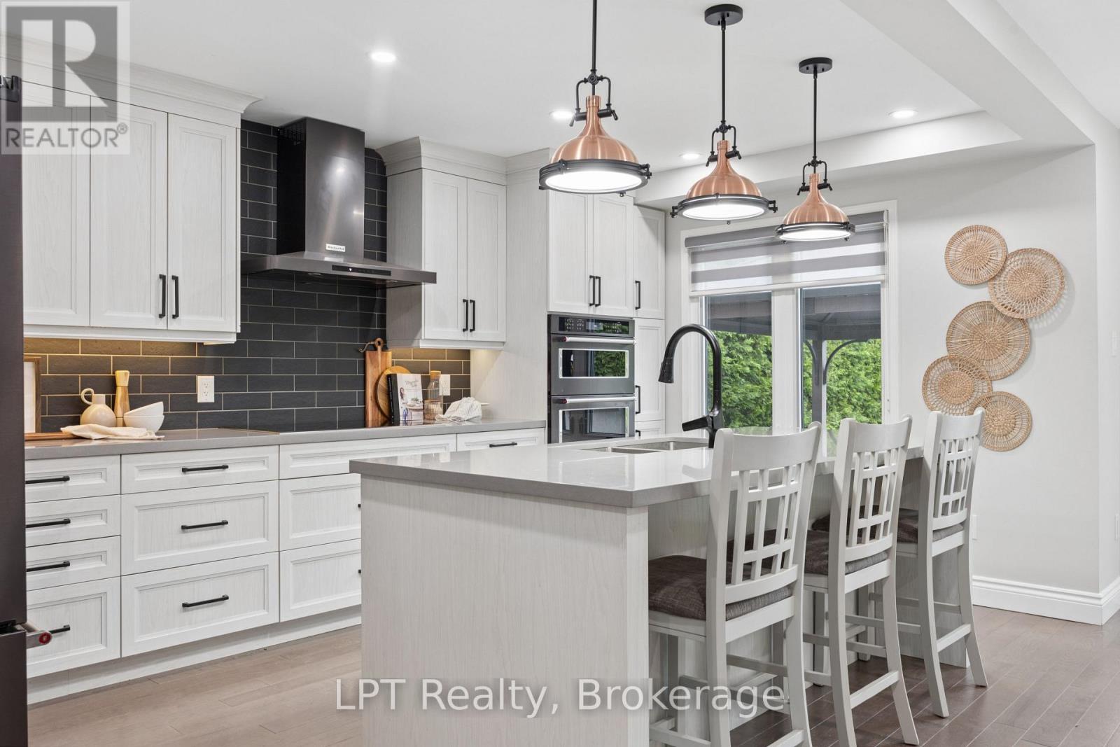 178 Sandringham Drive, Clarington (Courtice), ON - Indoor Photo Showing Kitchen With Upgraded Kitchen