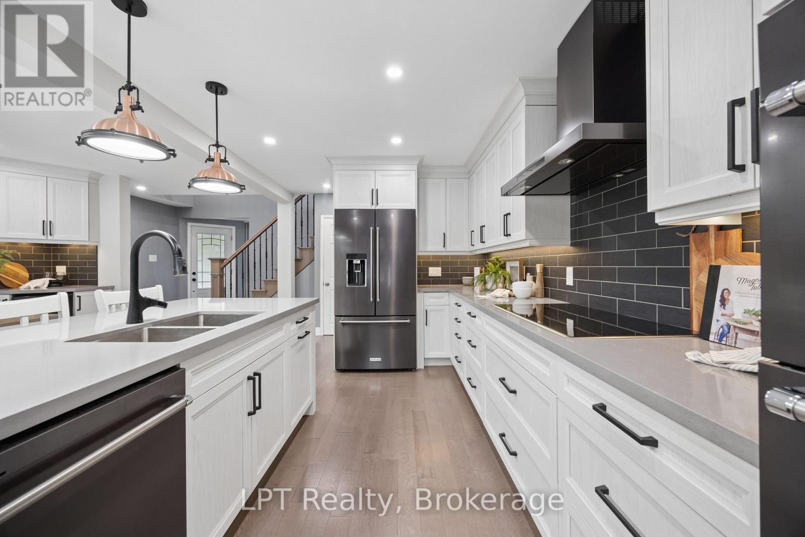 178 Sandringham Drive, Clarington (Courtice), ON - Indoor Photo Showing Kitchen With Double Sink With Upgraded Kitchen