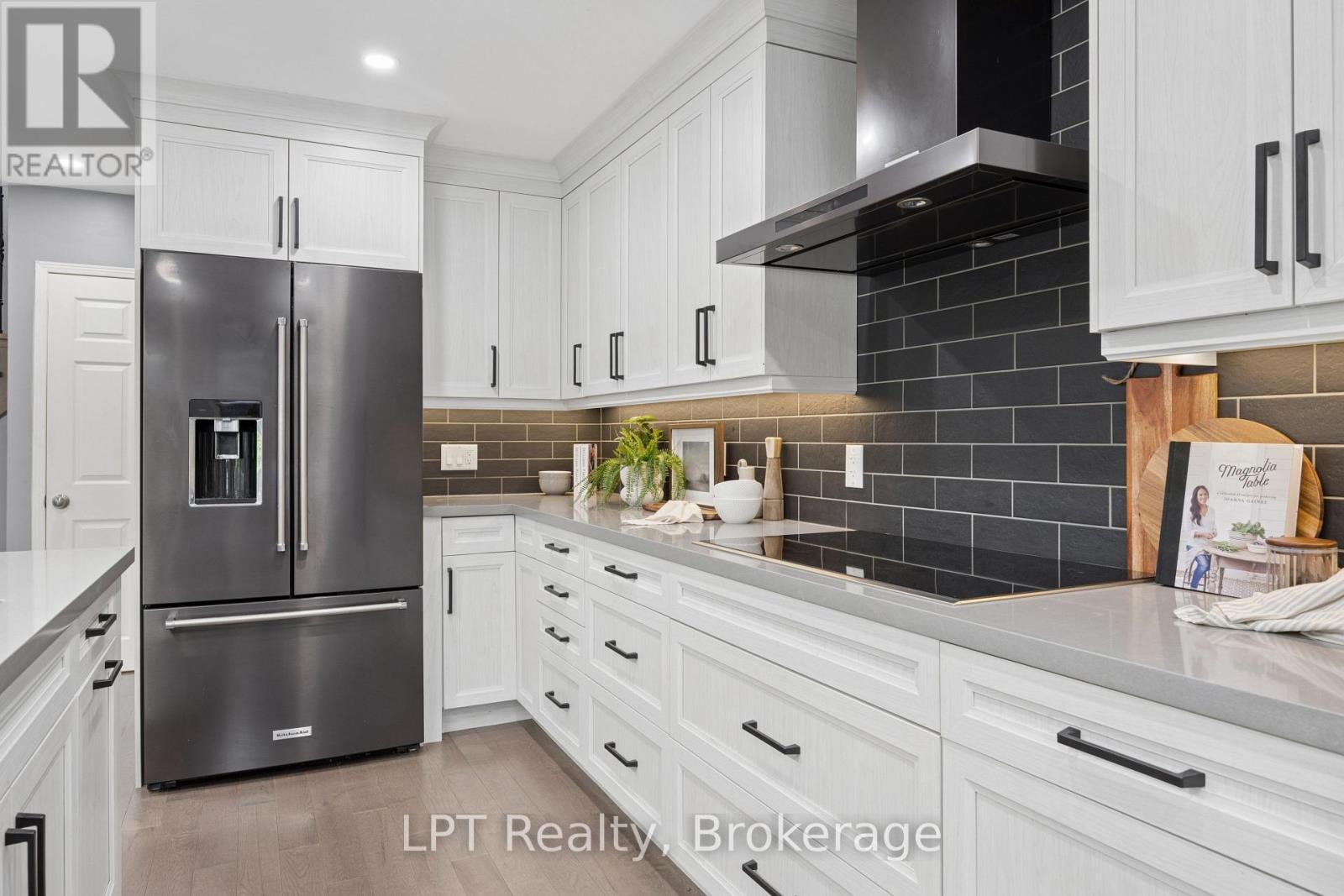 178 Sandringham Drive, Clarington (Courtice), ON - Indoor Photo Showing Kitchen With Upgraded Kitchen
