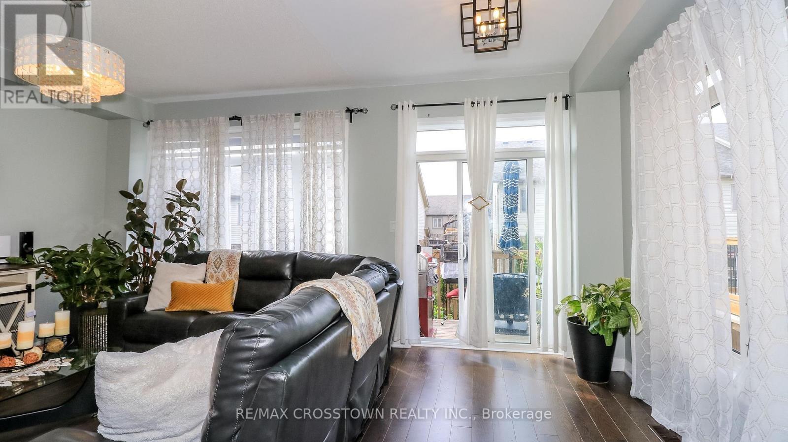 6 - 172 Parkinson Crescent, Orangeville, ON - Indoor Photo Showing Living Room