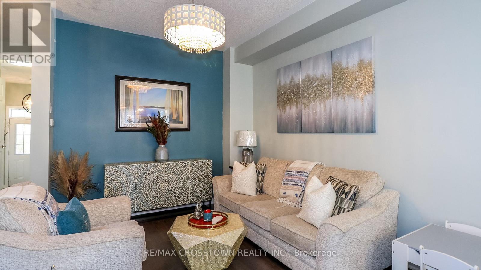 6 - 172 Parkinson Crescent, Orangeville, ON - Indoor Photo Showing Living Room