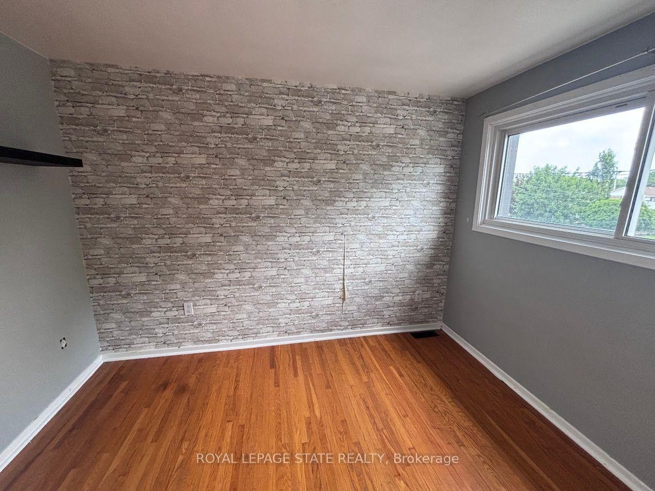 304-5 Viking Court, Grimsby, ON - Indoor Photo Showing Other Room