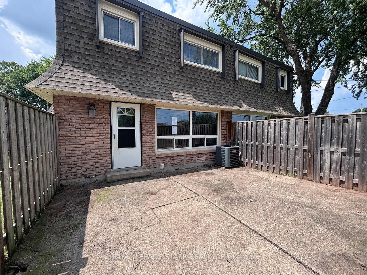 304-5 Viking Court, Grimsby, ON - Outdoor With Exterior