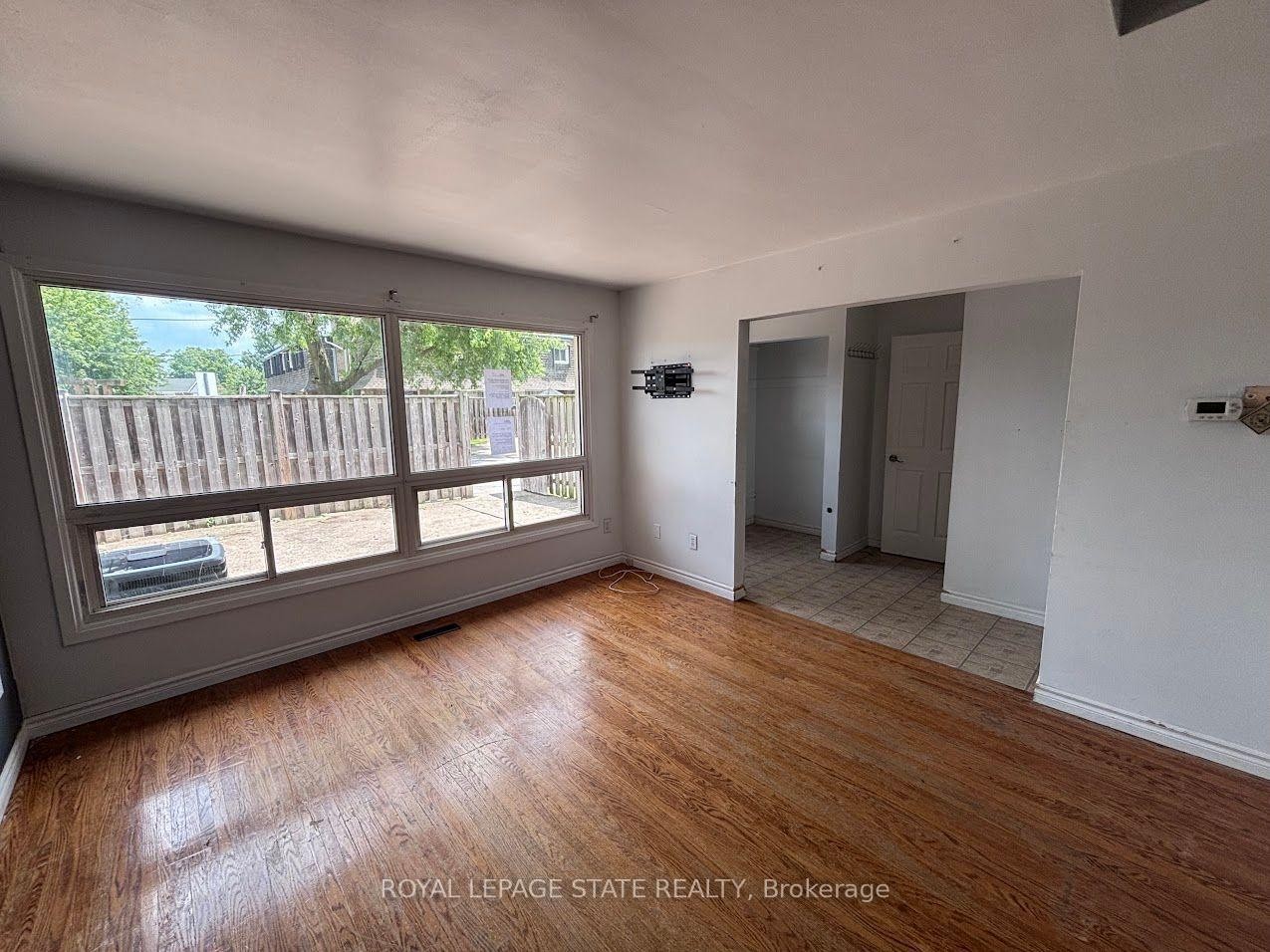 304-5 Viking Court, Grimsby, ON - Indoor Photo Showing Other Room