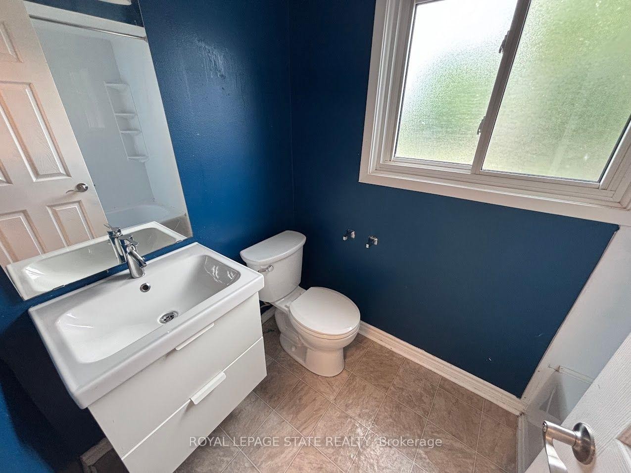 304-5 Viking Court, Grimsby, ON - Indoor Photo Showing Bathroom