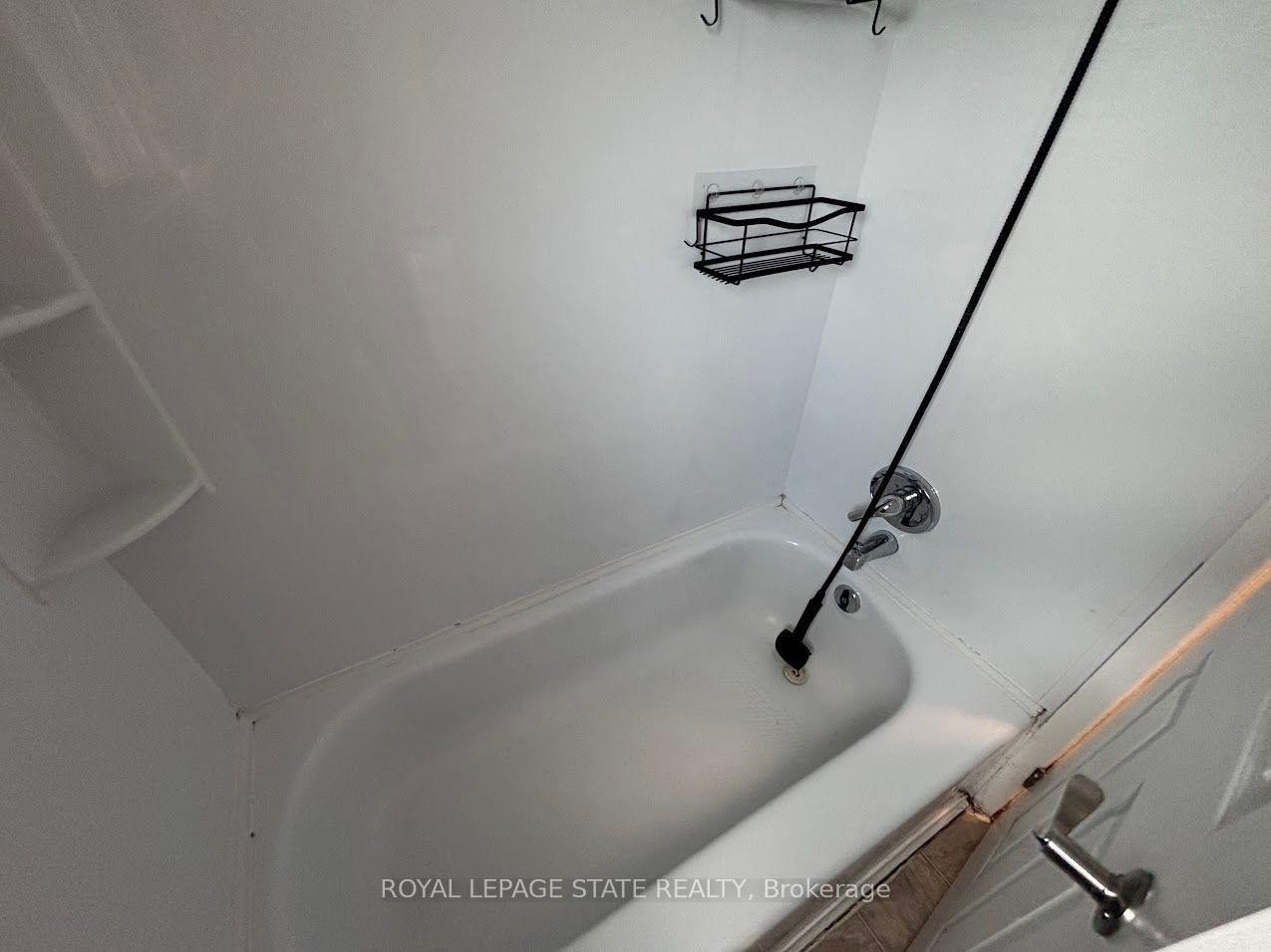 304-5 Viking Court, Grimsby, ON - Indoor Photo Showing Bathroom