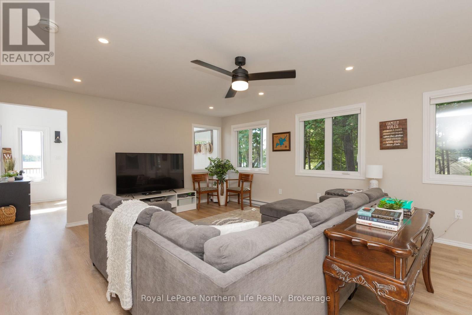 159 Morgan Road, East Ferris, ON - Indoor Photo Showing Living Room
