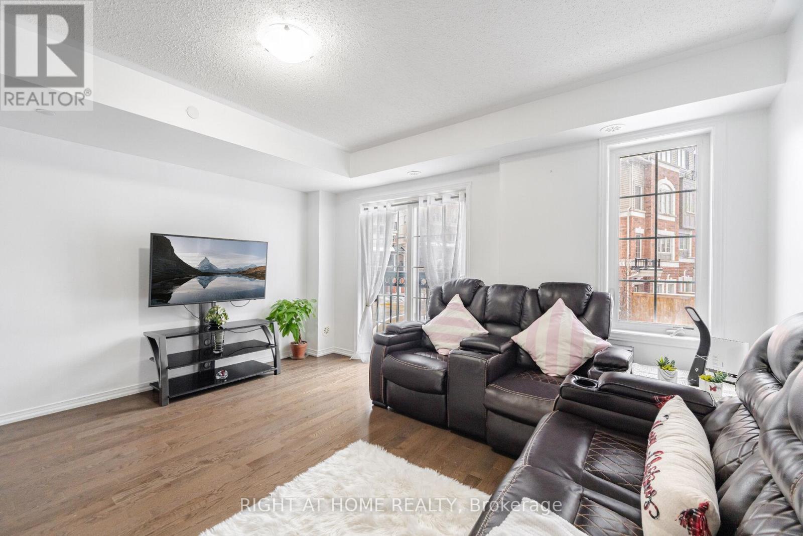 397 - 45 Icy Note Path, Oshawa, ON - Indoor Photo Showing Living Room