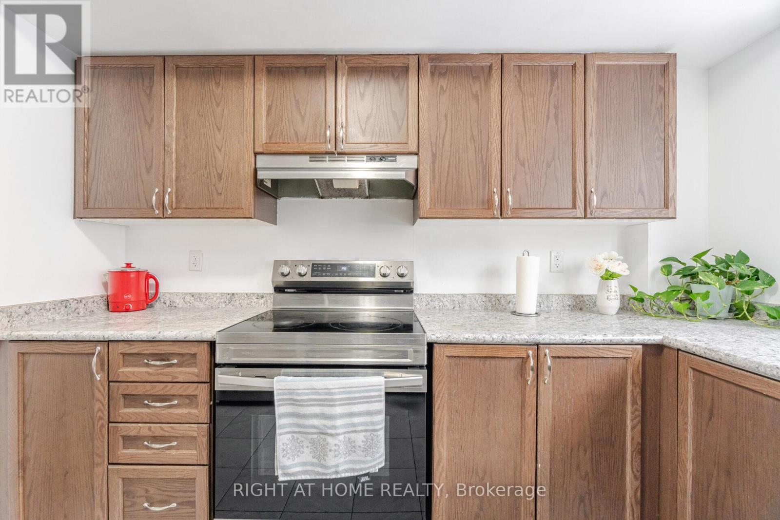 397 - 45 Icy Note Path, Oshawa, ON - Indoor Photo Showing Kitchen