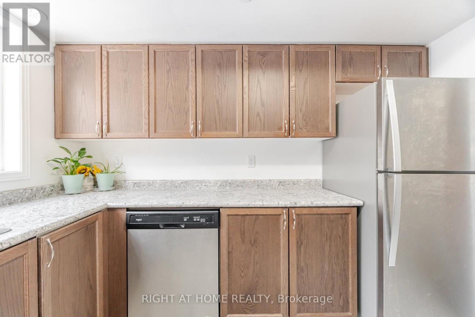 397 - 45 Icy Note Path, Oshawa, ON - Indoor Photo Showing Kitchen