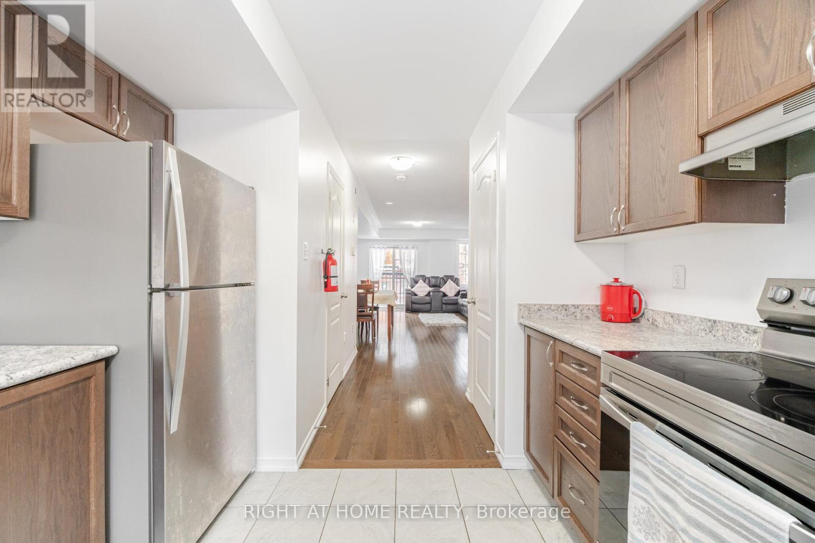 397 - 45 Icy Note Path, Oshawa, ON - Indoor Photo Showing Kitchen