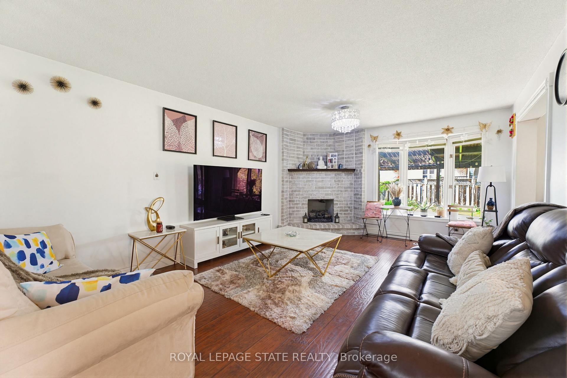 459 Dicenzo Drive, Hamilton, ON - Indoor Photo Showing Living Room With Fireplace