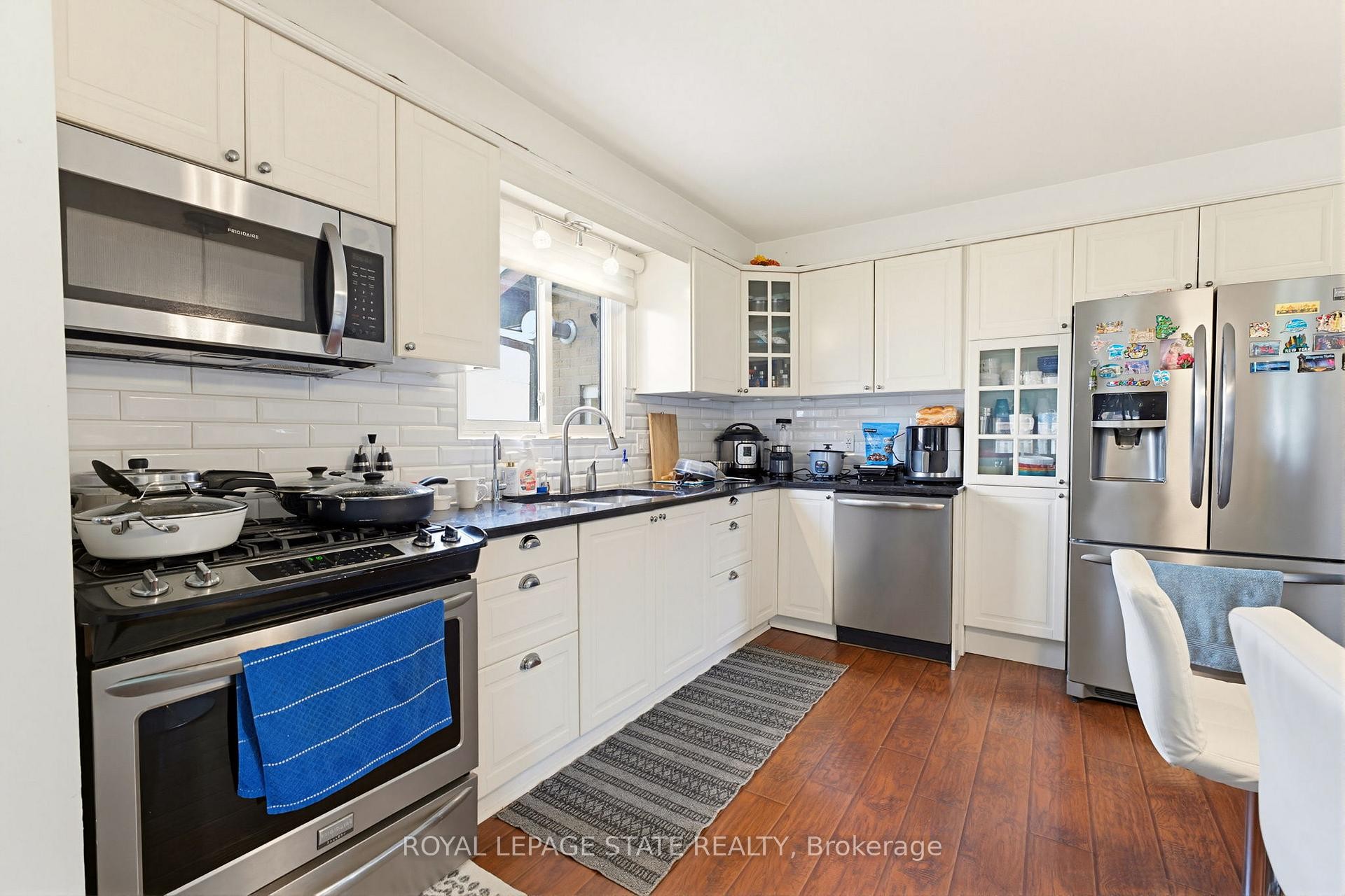 459 Dicenzo Drive, Hamilton, ON - Indoor Photo Showing Kitchen With Upgraded Kitchen