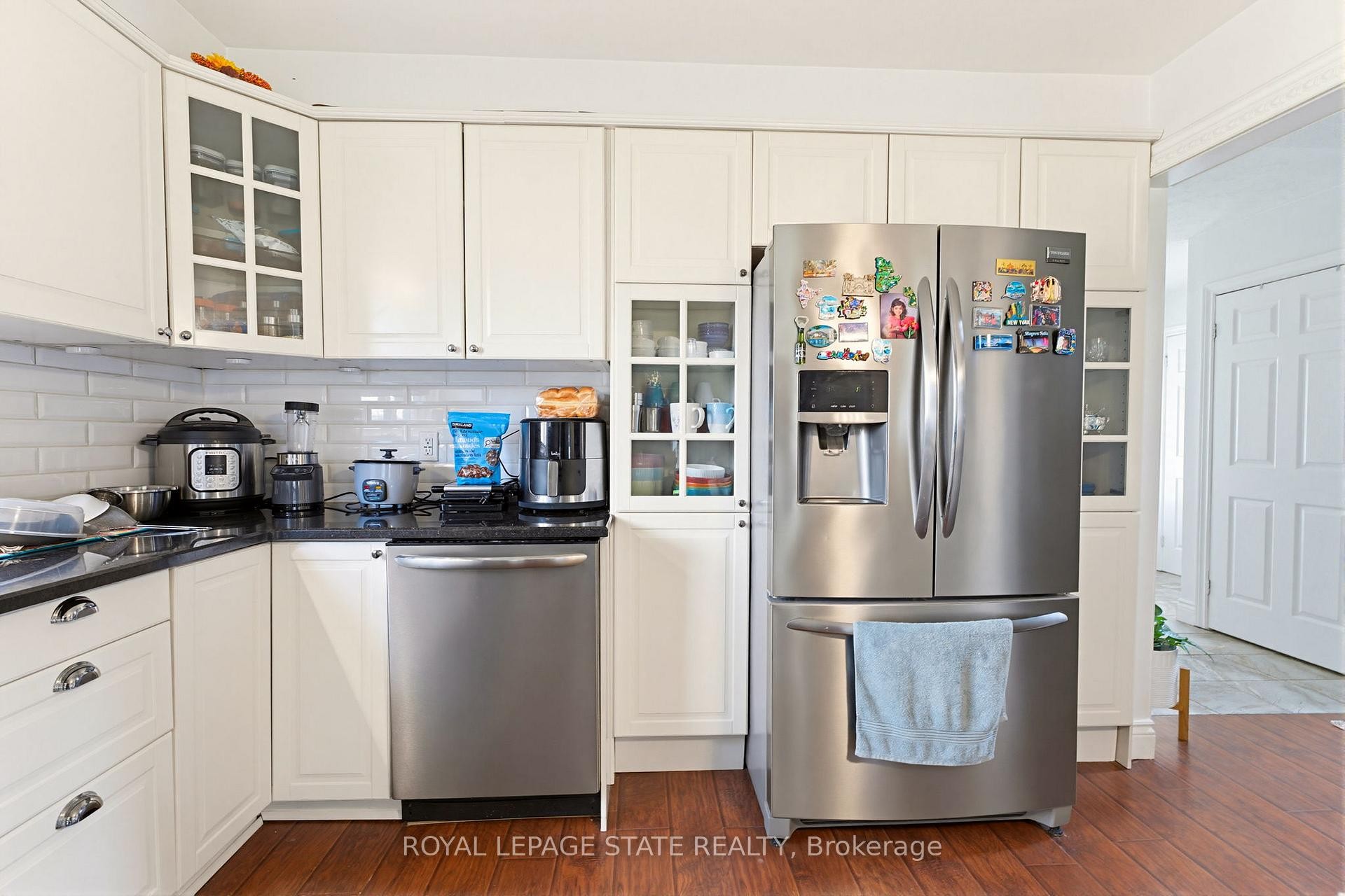 459 Dicenzo Drive, Hamilton, ON - Indoor Photo Showing Kitchen