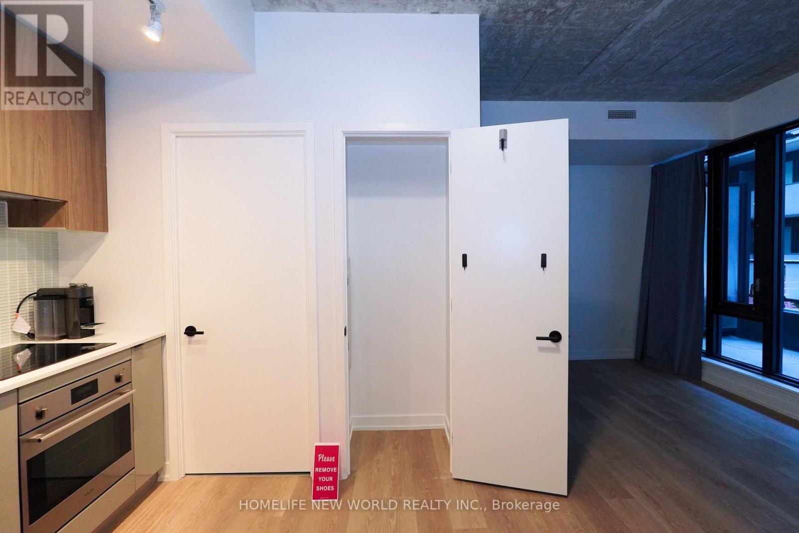 233 - 161 Roehampton Avenue, Toronto, ON - Indoor Photo Showing Kitchen
