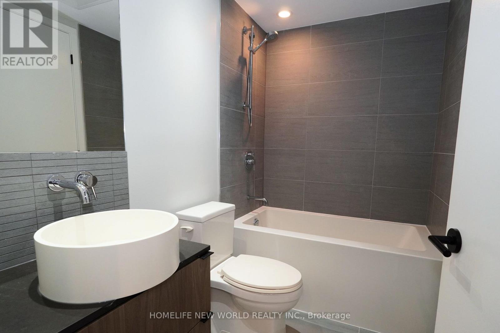 233 - 161 Roehampton Avenue, Toronto, ON - Indoor Photo Showing Bathroom