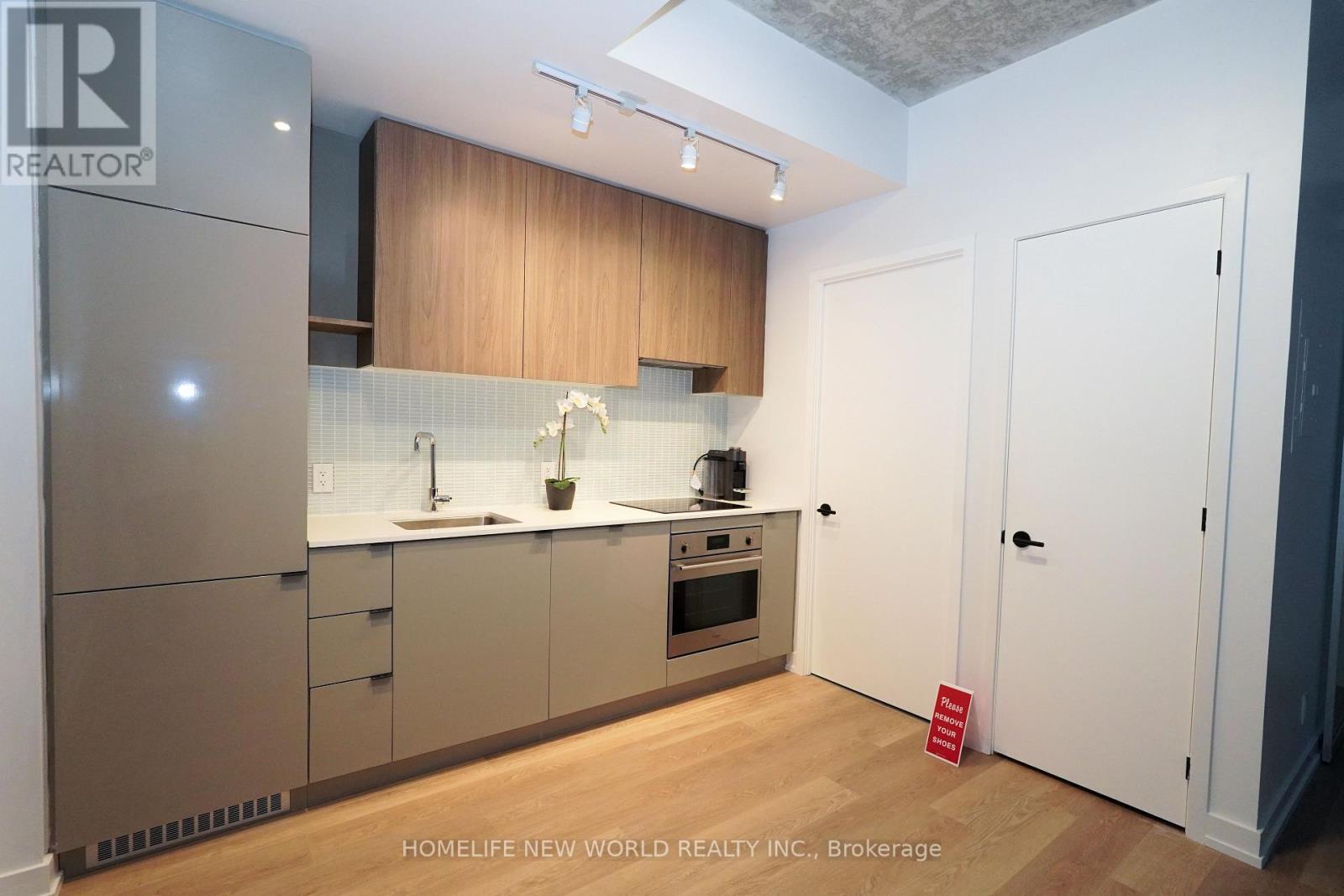 233 - 161 Roehampton Avenue, Toronto, ON - Indoor Photo Showing Kitchen