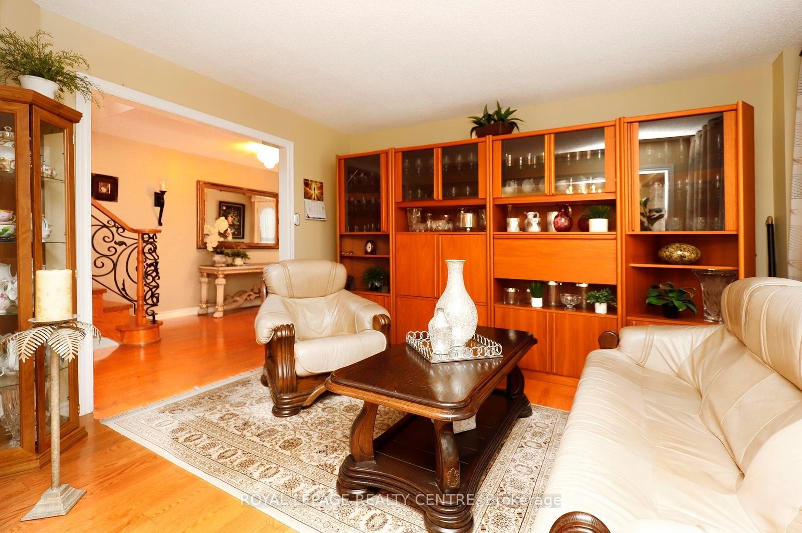 690 Ashprior Avenue, Mississauga, ON - Indoor Photo Showing Living Room