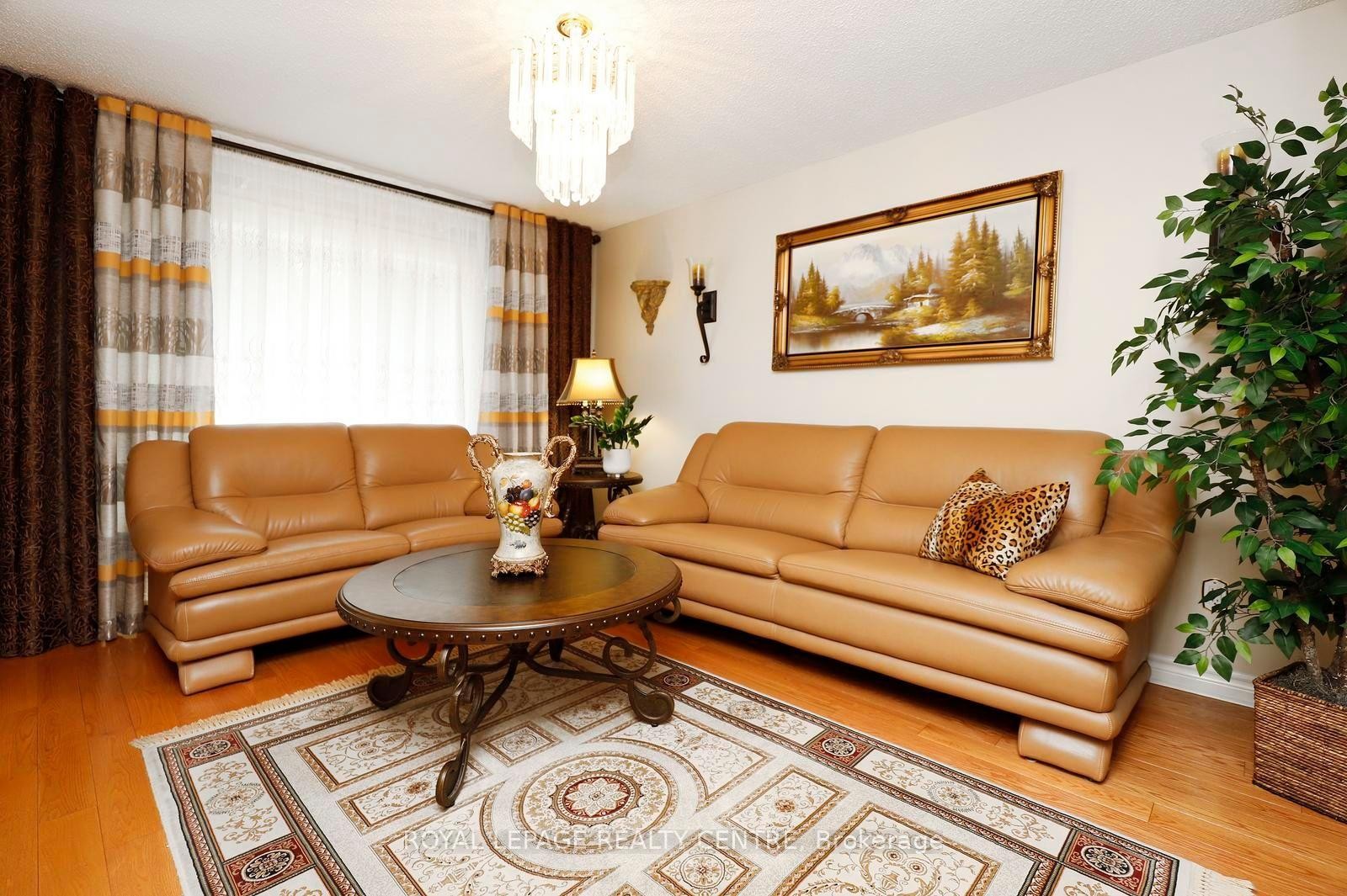 690 Ashprior Avenue, Mississauga, ON - Indoor Photo Showing Living Room