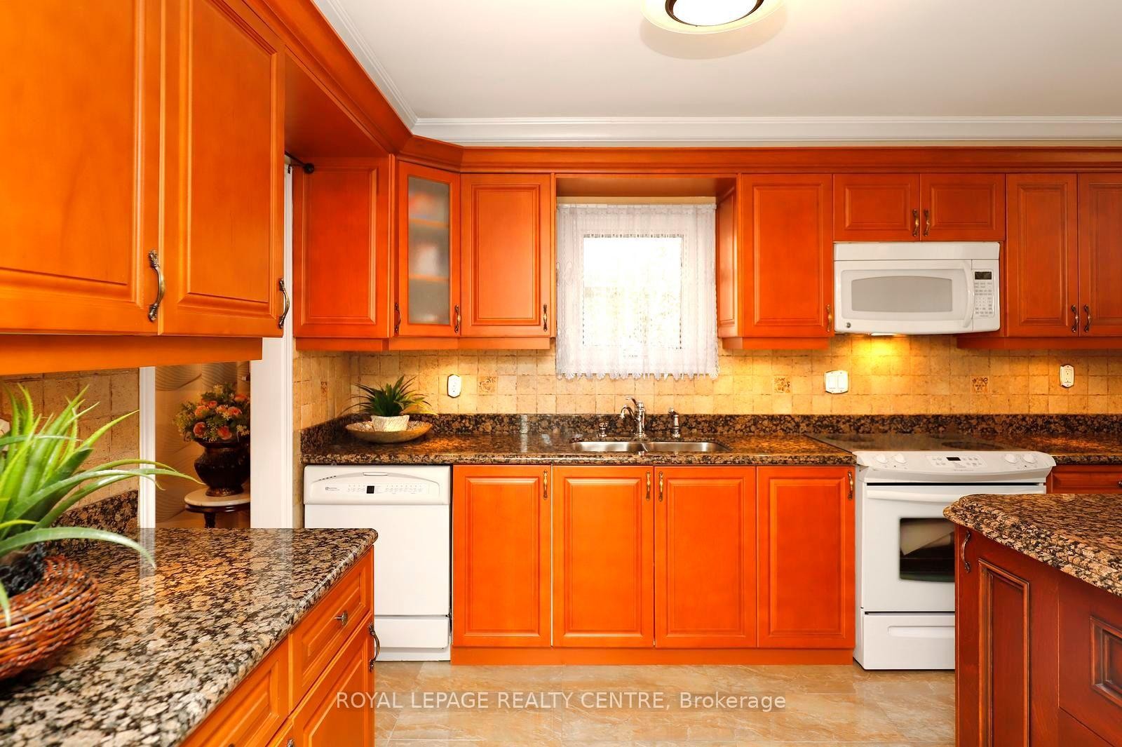 690 Ashprior Avenue, Mississauga, ON - Indoor Photo Showing Kitchen With Double Sink