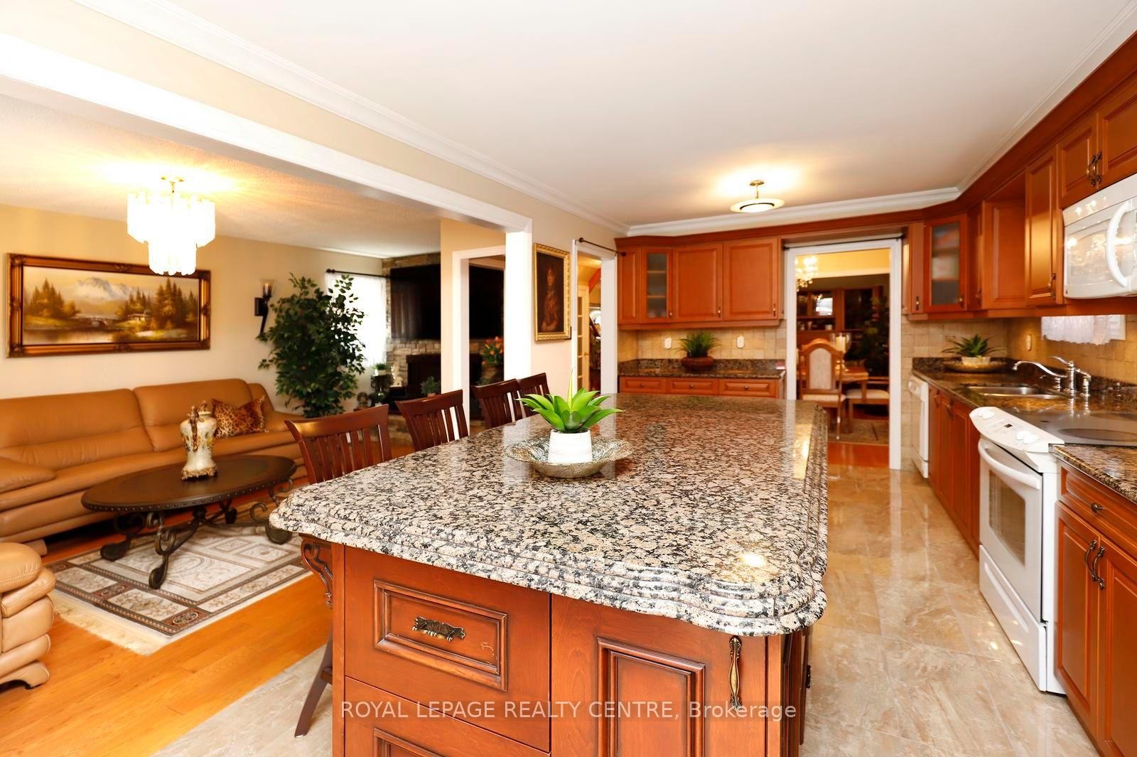 690 Ashprior Avenue, Mississauga, ON - Indoor Photo Showing Kitchen