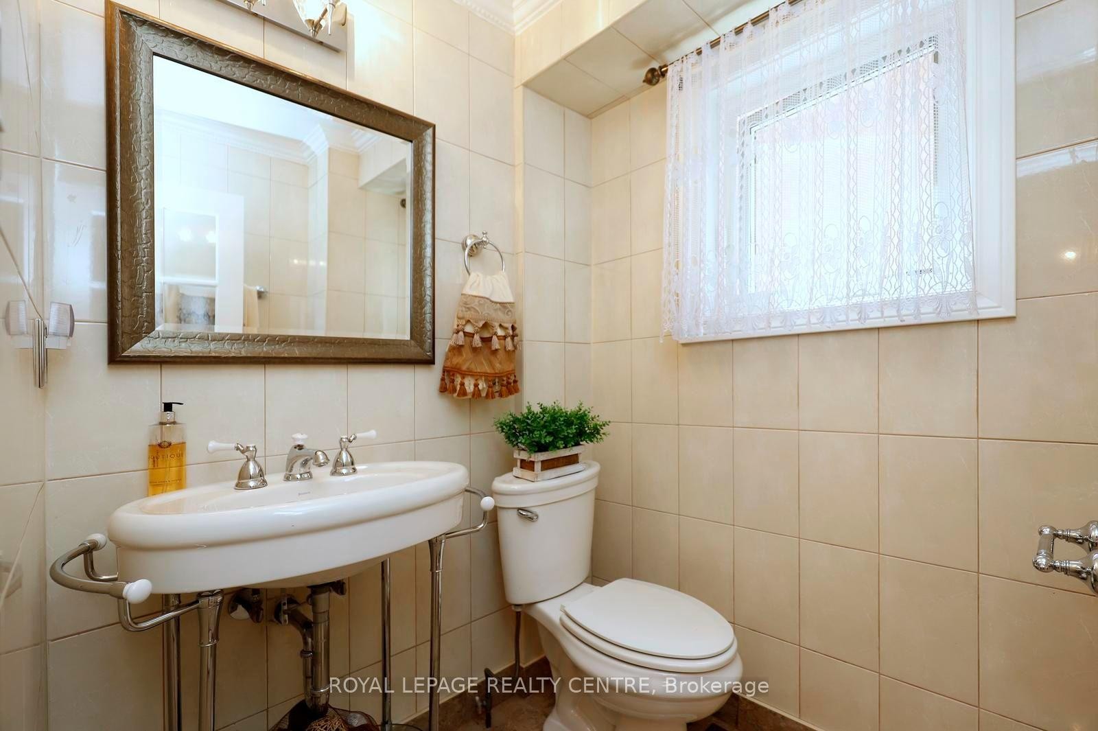 690 Ashprior Avenue, Mississauga, ON - Indoor Photo Showing Bathroom