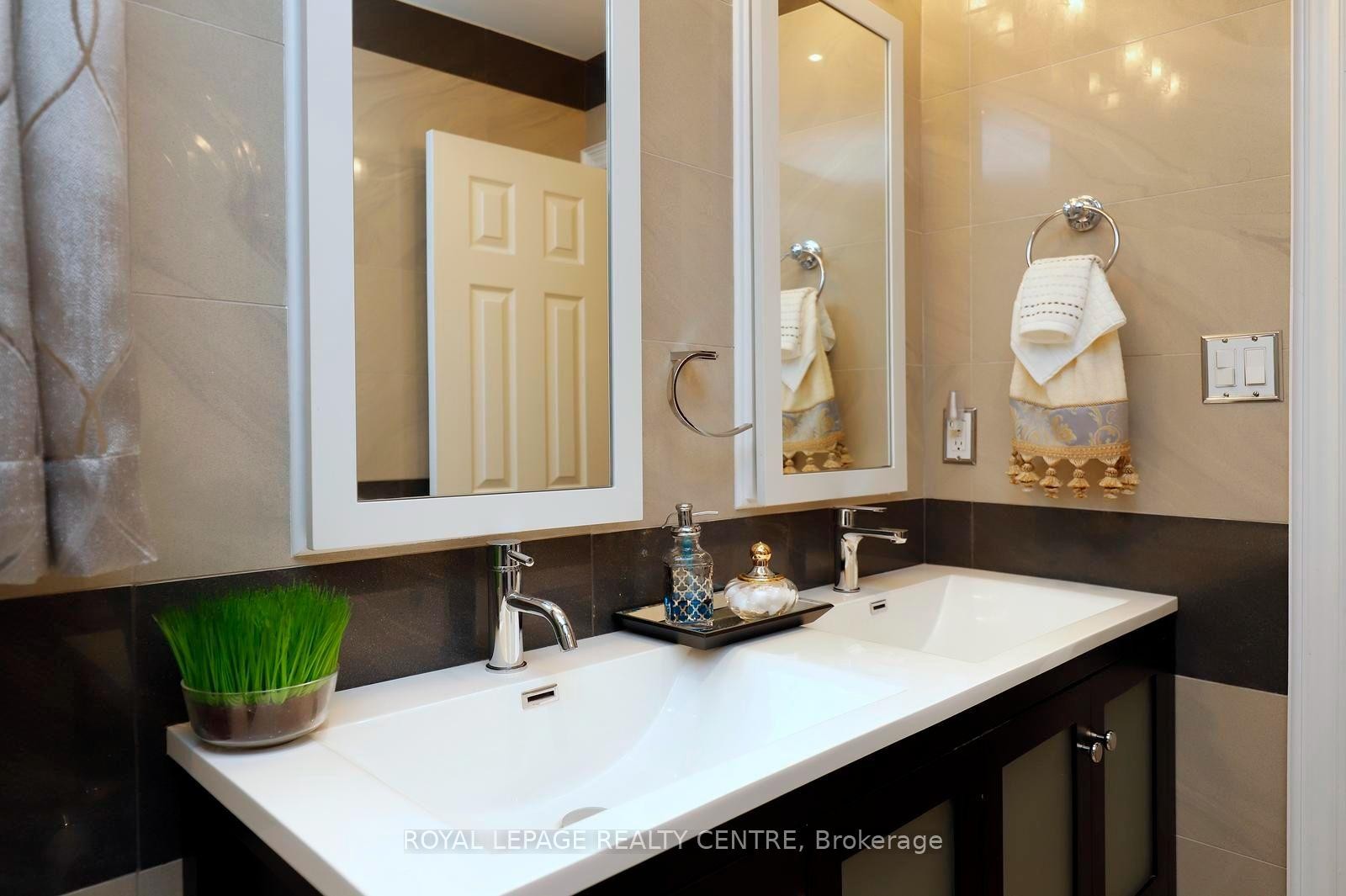 690 Ashprior Avenue, Mississauga, ON - Indoor Photo Showing Bathroom