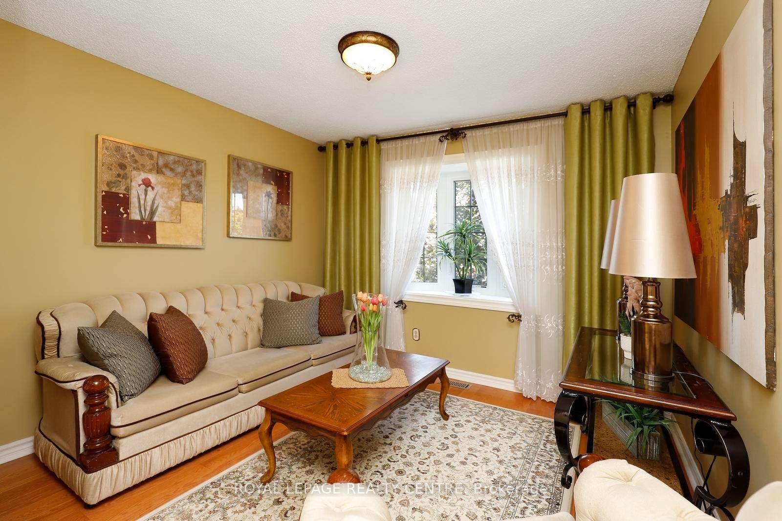 690 Ashprior Avenue, Mississauga, ON - Indoor Photo Showing Living Room