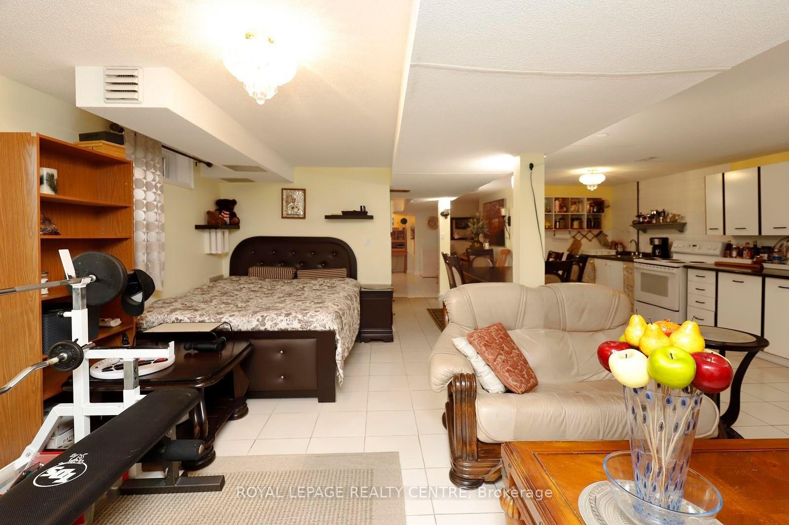 690 Ashprior Avenue, Mississauga, ON - Indoor