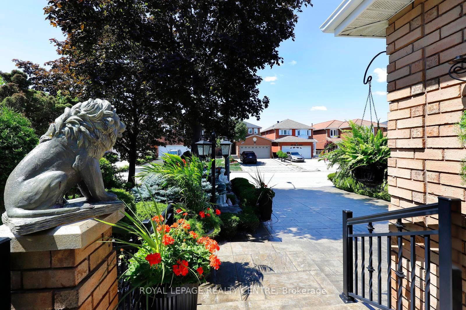 690 Ashprior Avenue, Mississauga, ON - Outdoor