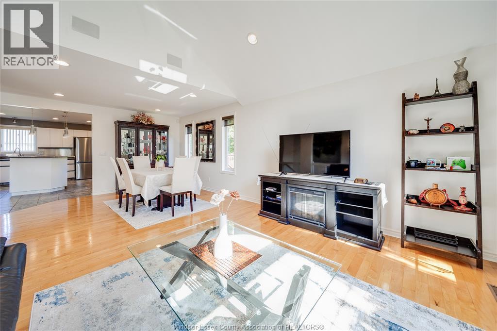 3857 Socrates Court, Windsor, ON - Indoor Photo Showing Living Room