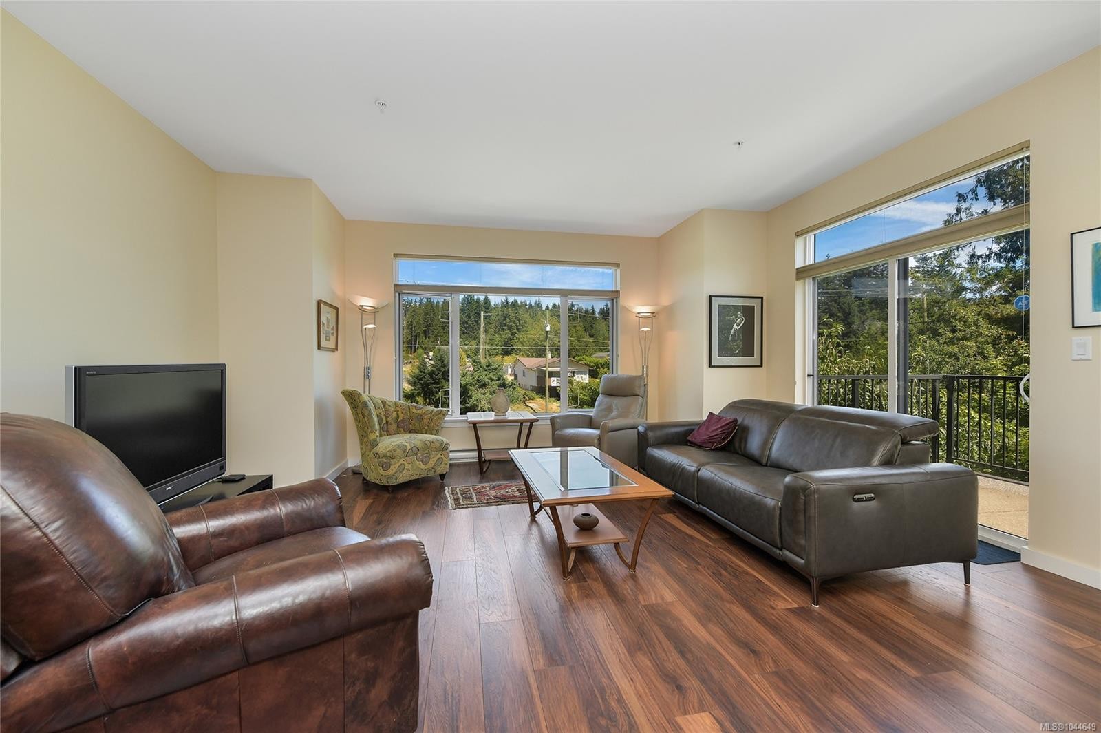 #201-591 Latoria Rd, Langford, BC - Indoor Photo Showing Living Room