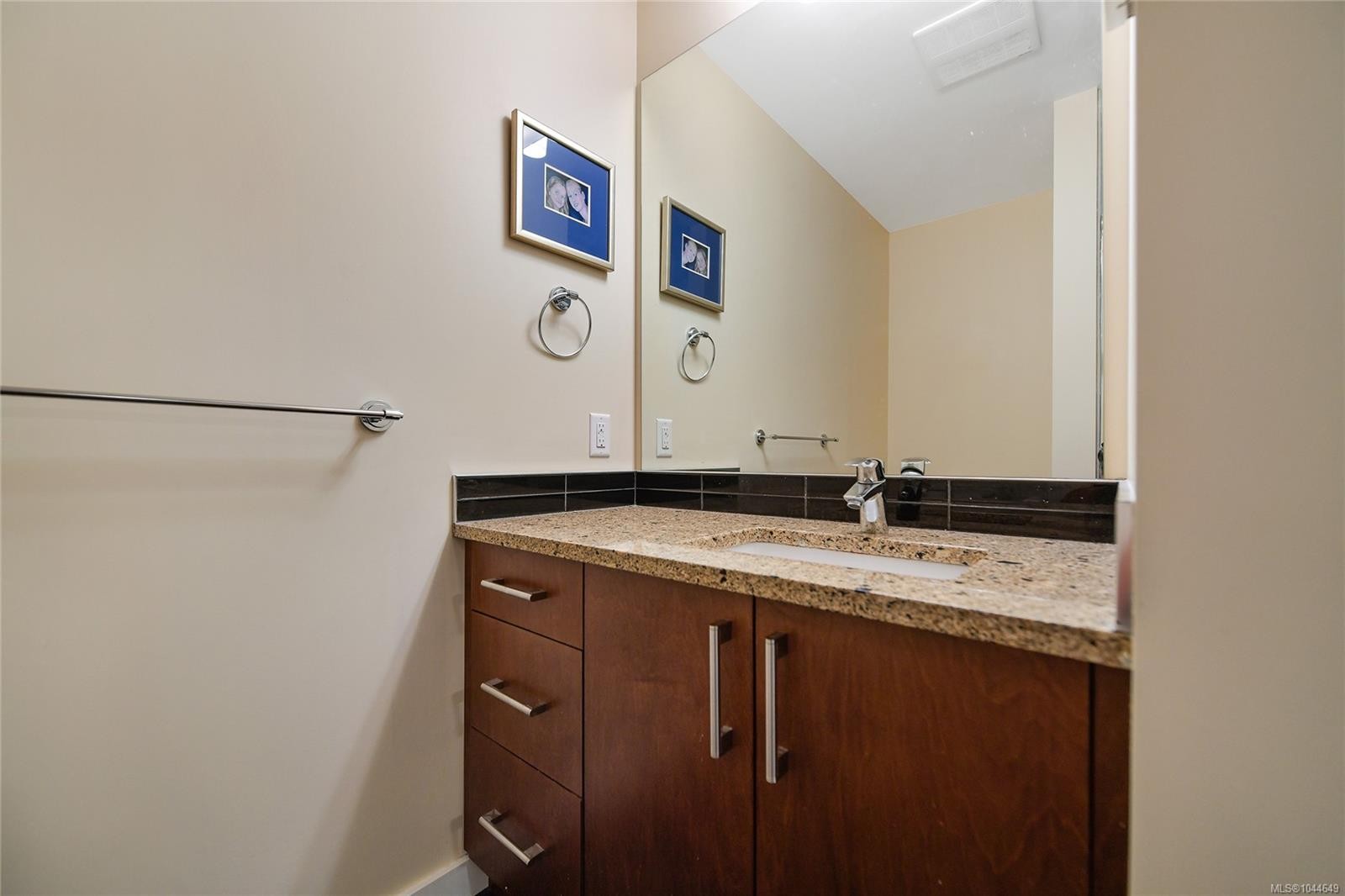 #201-591 Latoria Rd, Langford, BC - Indoor Photo Showing Bathroom