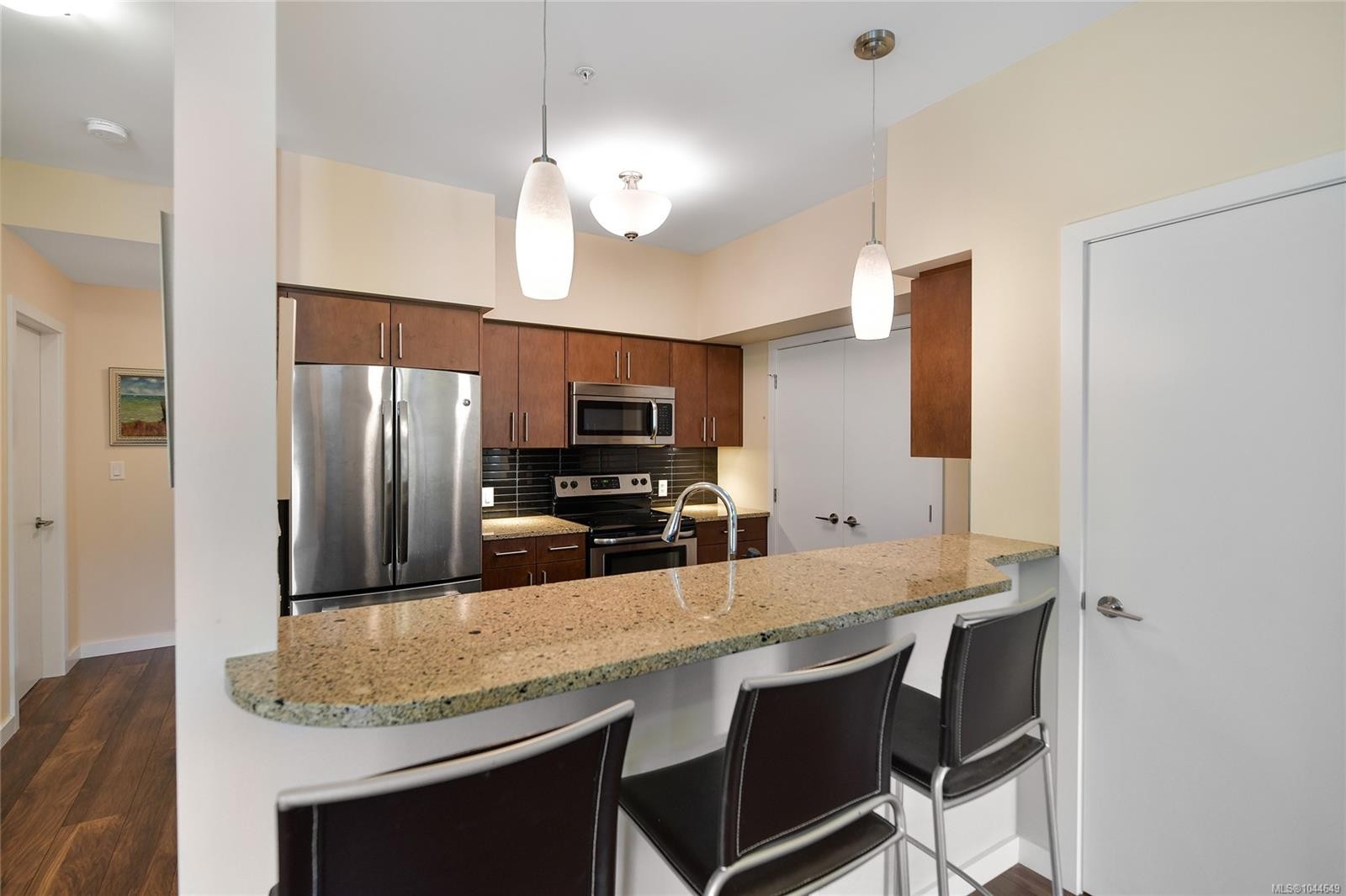 #201-591 Latoria Rd, Langford, BC - Indoor Photo Showing Kitchen With Upgraded Kitchen